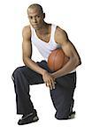 Portrait d'un jeune homme tenant un ballon de basket