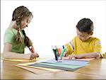 Nahaufnahme eines Mädchens und ihrem Bruder zeichnen auf Papier mit Filz Spitze Stifte