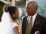 Gros plan d'un père avec sa fille à son mariage