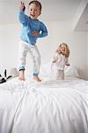 Sauter sur le lit des enfants