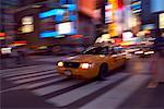 Taxi à Times Square la nuit, New York City, New York, États-Unis