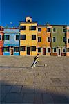 Jungen spielen Fußball, Burano, Venedig, Italien