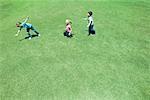 Kinder spielen auf Gras, erhöhte Ansicht