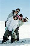 Jeunes skieurs debout sur la piste de ski, se penchant vers le portrait de côté, pleine longueur