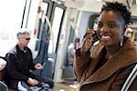 Femme avec téléphone cellulaire sur Subway