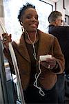 Femme avec lecteur Mp3 sur Subway