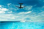 Avion survolant piscine d'arrière-cour