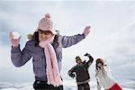 Les amis ayant Snowball Fight
