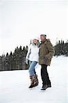 Couple en plein air en hiver