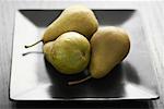 Poires sur une assiette