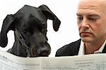 Mann lesen Zeitung mit Hund