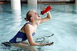 Jeune femme sur vélo en piscine thermale