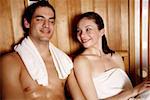 Un couple bénéficiant d'un sauna ensemble