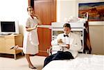 Hotel Zimmermädchen und Kellner eine Pause