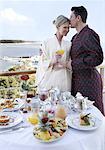 Couple d'âge mûr prenant son petit déjeuner sur la terrasse de l'hôtel