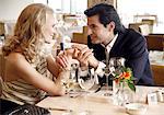 Couple ayant un moment romantique dans un restaurant