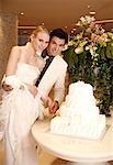 Mariée et le marié leur gâteau de coupe