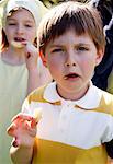 Kinder essen Kartoffelchips