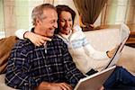 Mature couple de détente à la maison