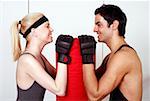 Junger Mann und Frau in einer Klasse Fitness flirten