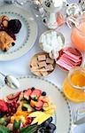 Table de petit déjeuner avec des fruits, des pâtisseries, des jus de fruits
