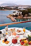 Table de petit déjeuner avec vue sur mer
