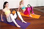 Deux jeunes femmes effectuant un exercice de pilates