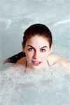 Jeune femme dans un jacuzzi, un spa