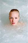 Jeune femme dans un jacuzzi, un spa