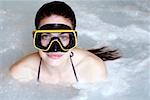 Eine Frau mit Maske im Whirlpool in einem spa