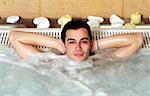 Un homme dans un jacuzzi, un spa