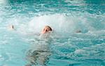 Jeune femme nager dans piscine spa