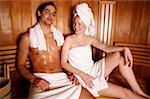 Un couple bénéficiant d'un sauna ensemble