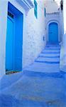 Blaue Treppe zur Tür