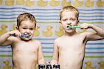 Deux garçons se brosser les dents dans l'évier de salle de bains