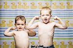 Zwei jungen beugen Muskeln im Badezimmer