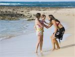 Deux femmes avec bébé sur la plage