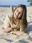 Femme sur la plage riant