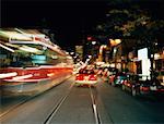 Tramways et voitures dans la rue, Toronto, Ontario, Canada