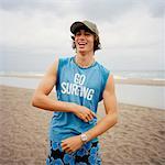 Portrait de jeune homme sur la plage