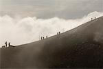 Wanderer am Mount Ngauruhoe, Tongariro-Nationalpark, Nordinsel, Neuseeland