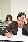 Deux étudiants du Collège donnant un examen dans une salle de classe