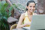 Porträt einer jungen Frau mit einen Laptop und Lächeln