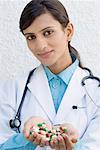 Porträt eines weiblichen Arztes halten Kapseln