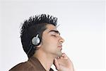 Nahaufnahme eines jungen Mannes, das Tragen von Kopfhörern und Musik hören