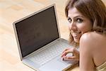Porträt einer jungen Frau, die mit einem laptop