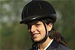 Portrait d'un femme jockey souriant