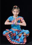 Portrait d'une fillette effectuant Bharatanatyam