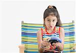 Portrait d'une jeune fille jouant le jeu vidéo