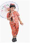 Portrait d'une jeune fille tenant un parasol